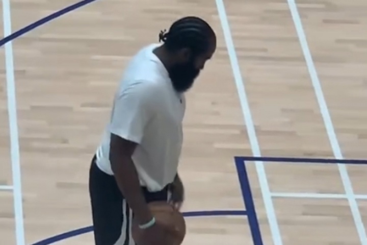 休赛期登哥胖了呢哈登中国行训练被球迷拍到 橙色哈登9很吸睛