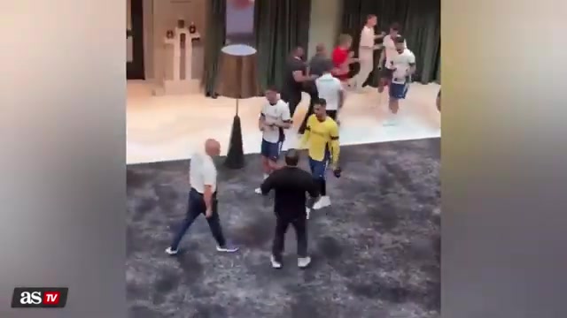 九游账号个人中心官网-阿斯TV曝光视频：球迷接近C罗试图自拍遭婉拒