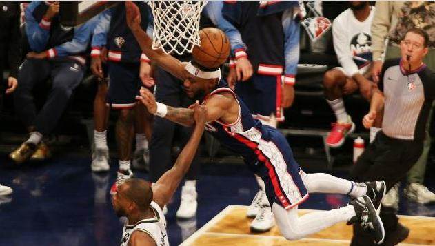 九游体育官网入口-米德尔顿恶犯引发争议 篮网与雄鹿恩怨再度升级